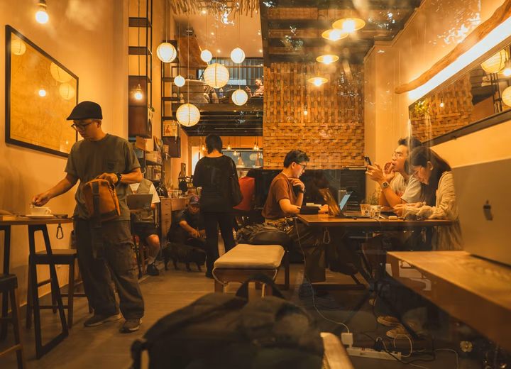 Interior cálido de una cafetería — el tipo de negocio para el que creamos páginas web.